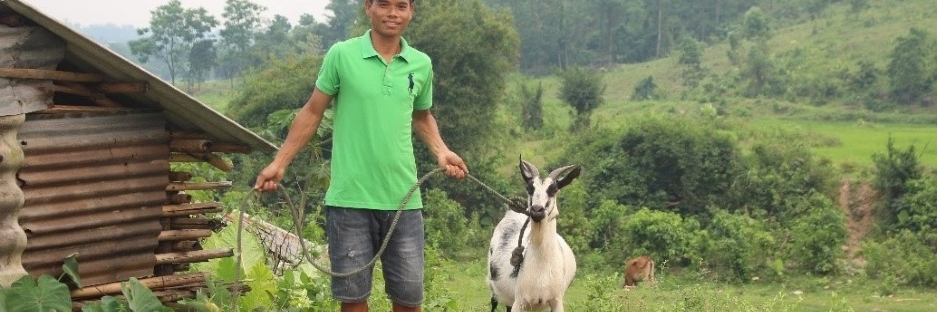 Un homme vietnamien avec sa chèvre