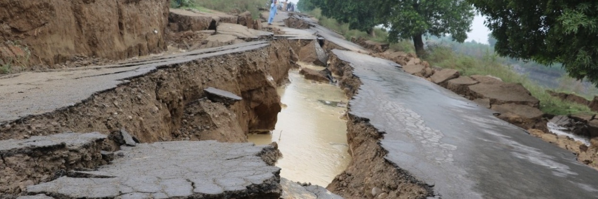 Une route endommagée par le séisme
